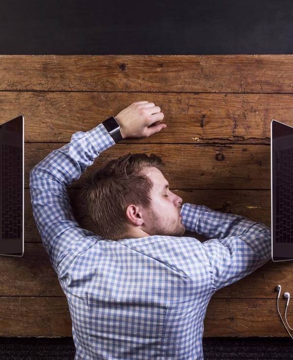 Müde im Büro