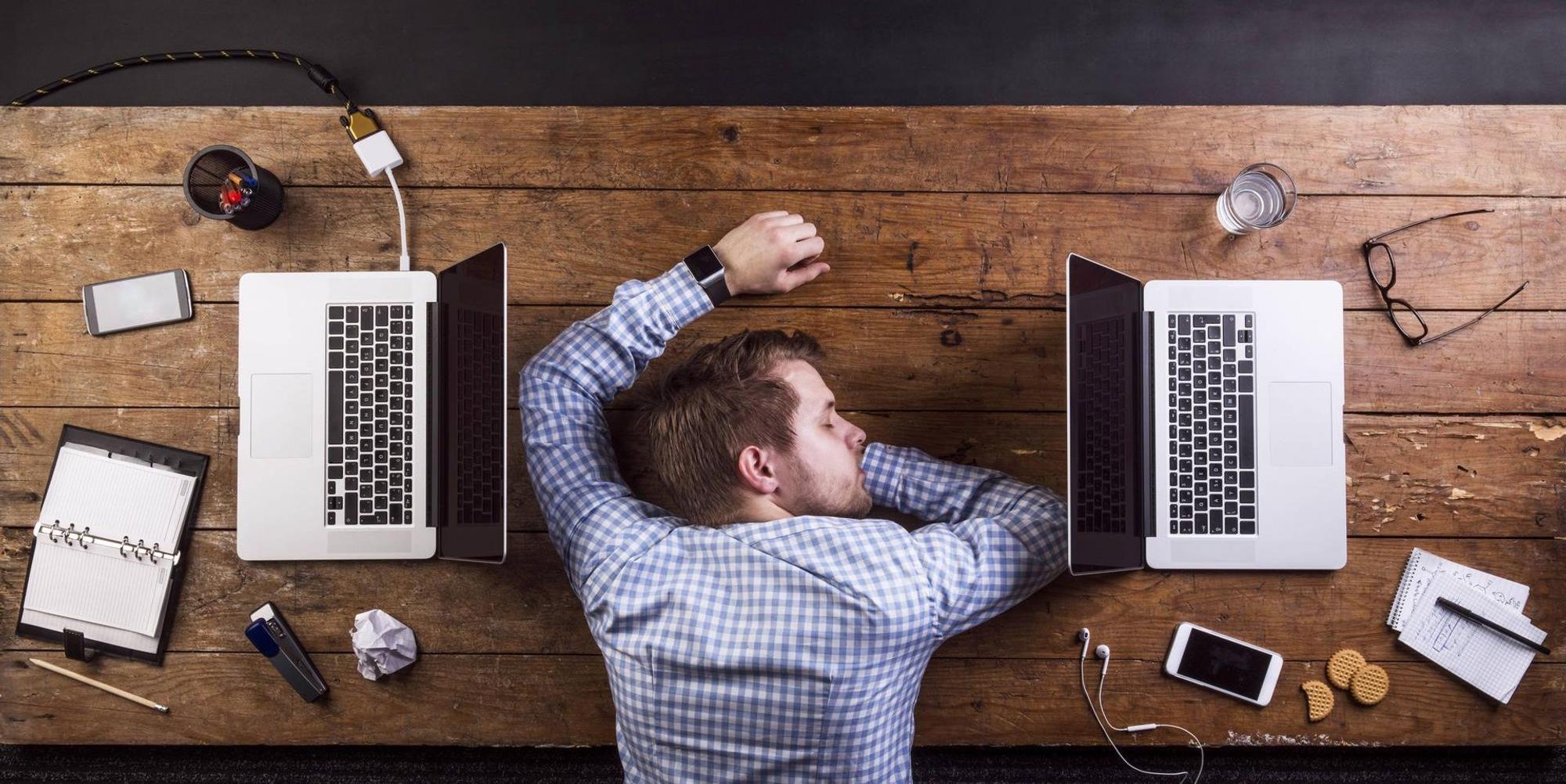 Müde im Büro
