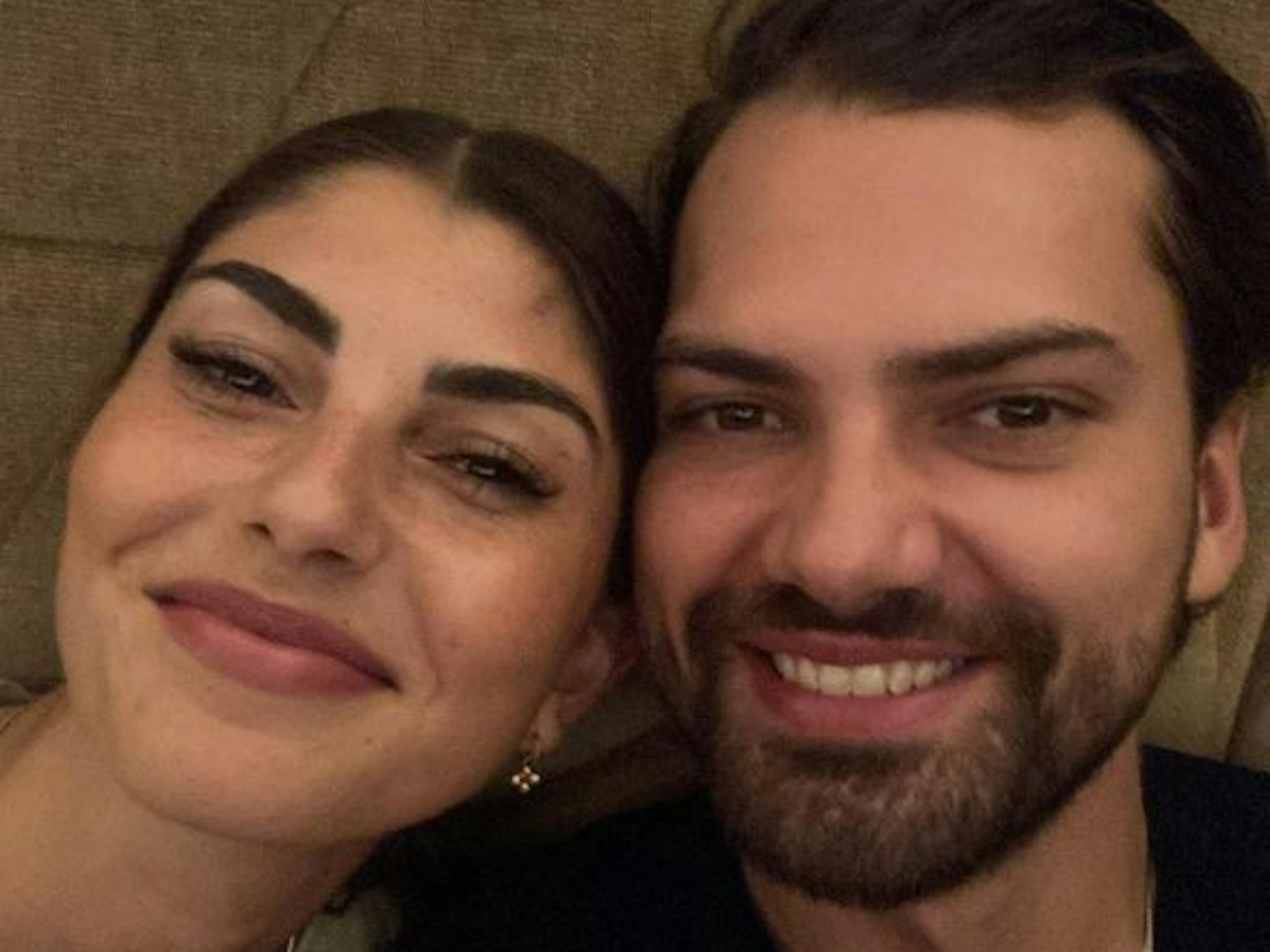 Yeliz Koc und Jimi Blue Ochsenknecht strahlen am 17. Januar 2021 in die Kamera.