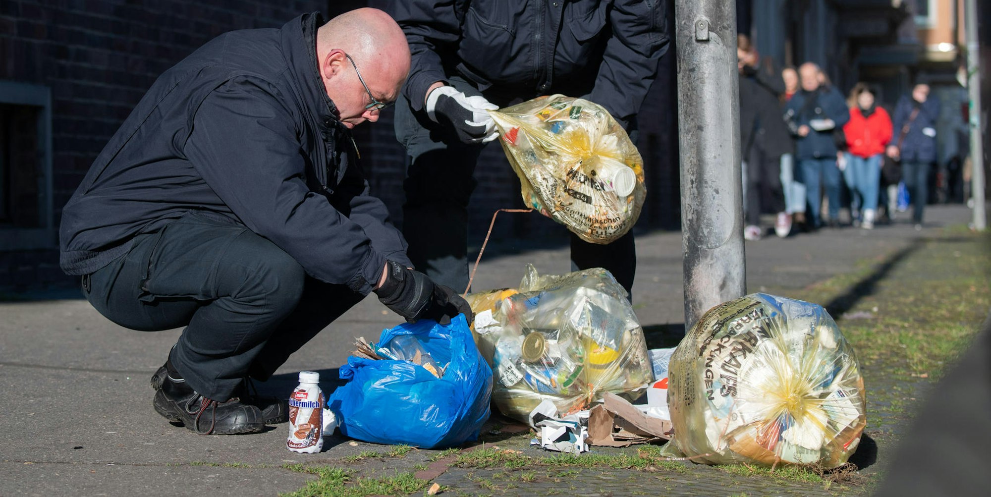 Polizei durchsucht Müll