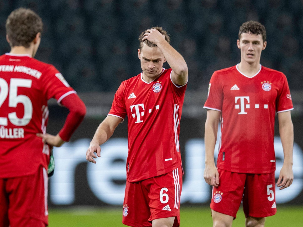 Bayner-Star Benjamin Pavard (r.) hat jetzt über eine schwere Phase seines Lebens gesprochen. Hier steht er mit seinen Mannschaftskollegen Thomas Müller (l.) und Joshua Kimmich auf dem Platz.