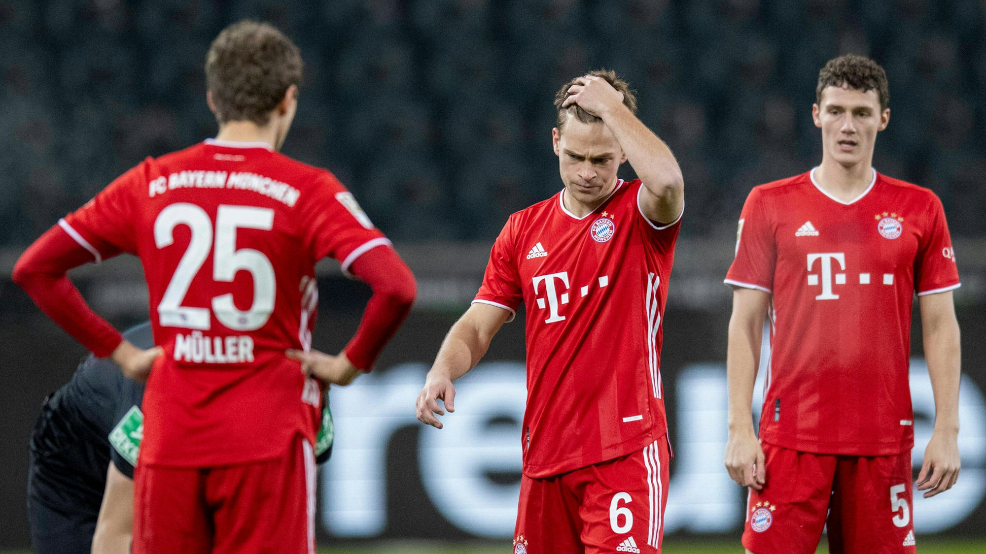 Bayner-Star Benjamin Pavard (r.) hat jetzt über eine schwere Phase seines Lebens gesprochen. Hier steht er mit seinen Mannschaftskollegen Thomas Müller (l.) und Joshua Kimmich auf dem Platz.
