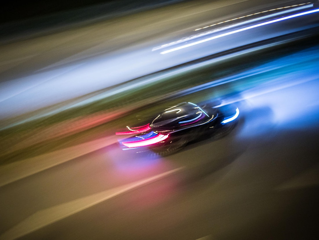 Ein Auto rast über eine Straße.