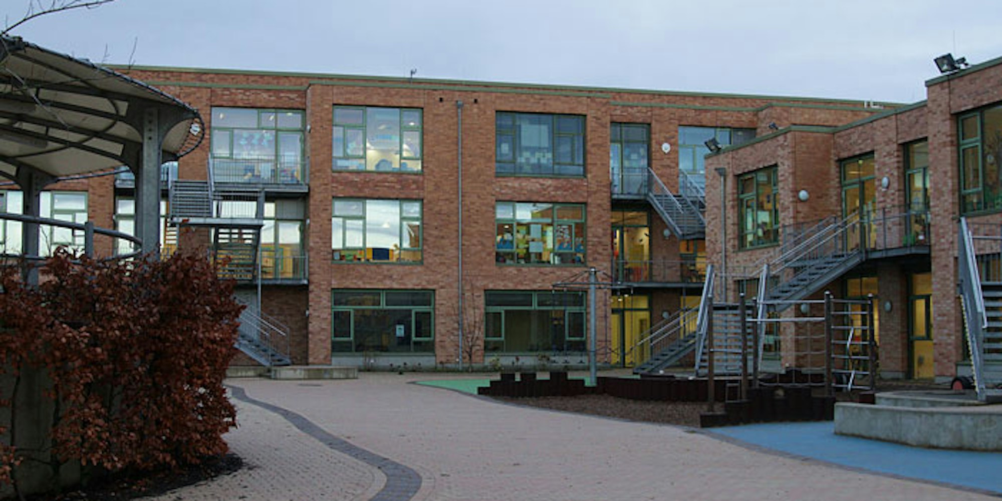 Haus-A-Grundschule-vom-Schulhof-aus (1)