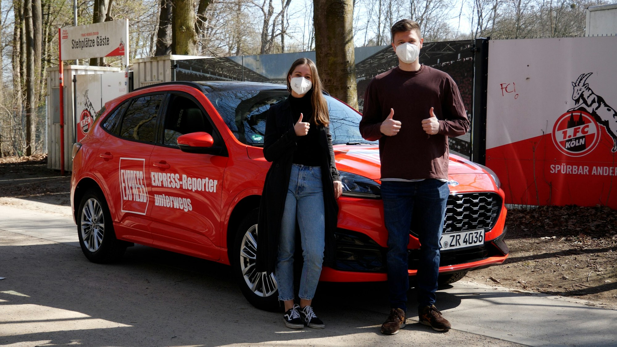 Mit Ford am Geißbockheim des 1. FC Köln: Kerstin van Kan und Christopher Weis von EXPRESS.de