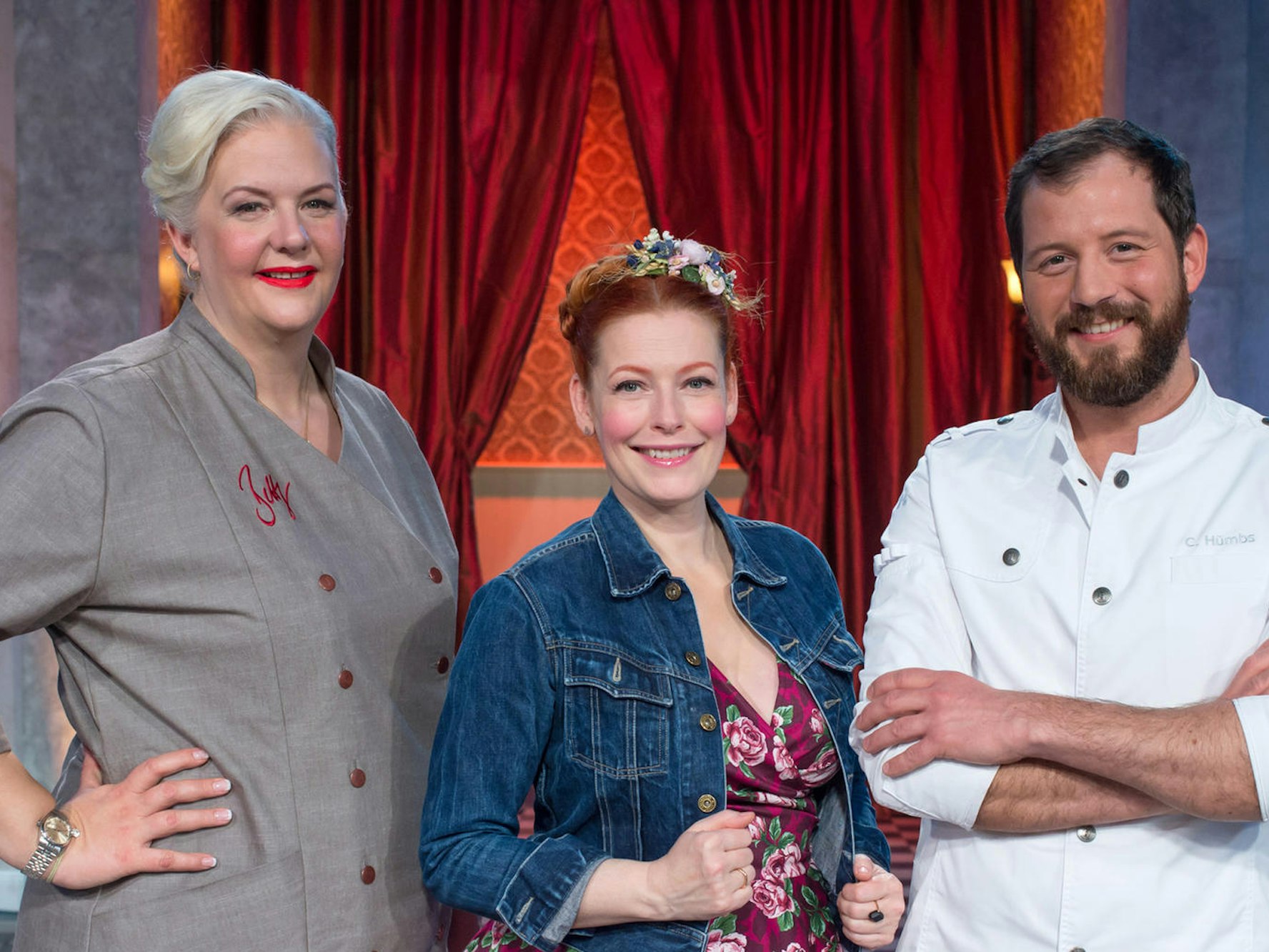 Enie van de Meiklokjes moderiert die Sat.1-Sendung „Das große Backen“. Hier mit ihren Kollegen Bettina Schliephake-Burchardt und Christian Hümbs.