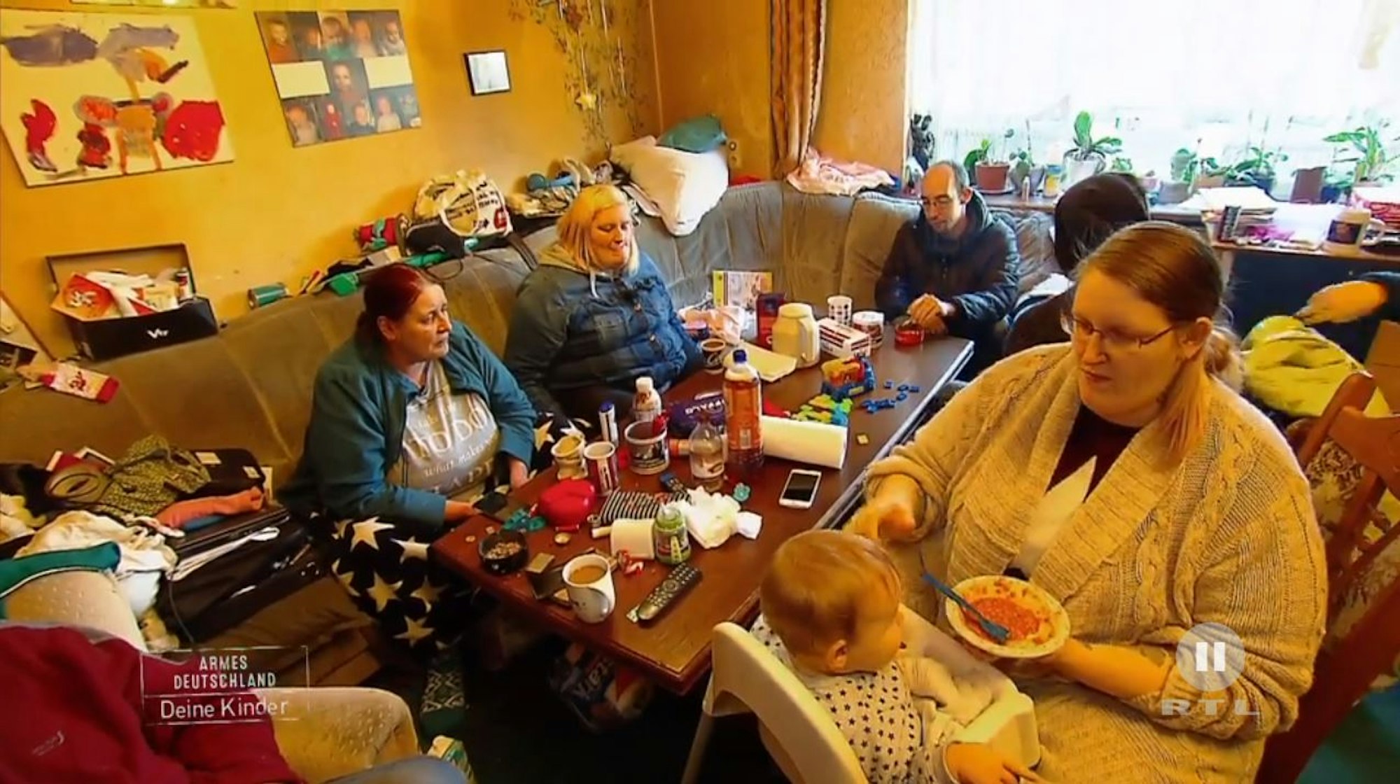 familie im wohnzimmer