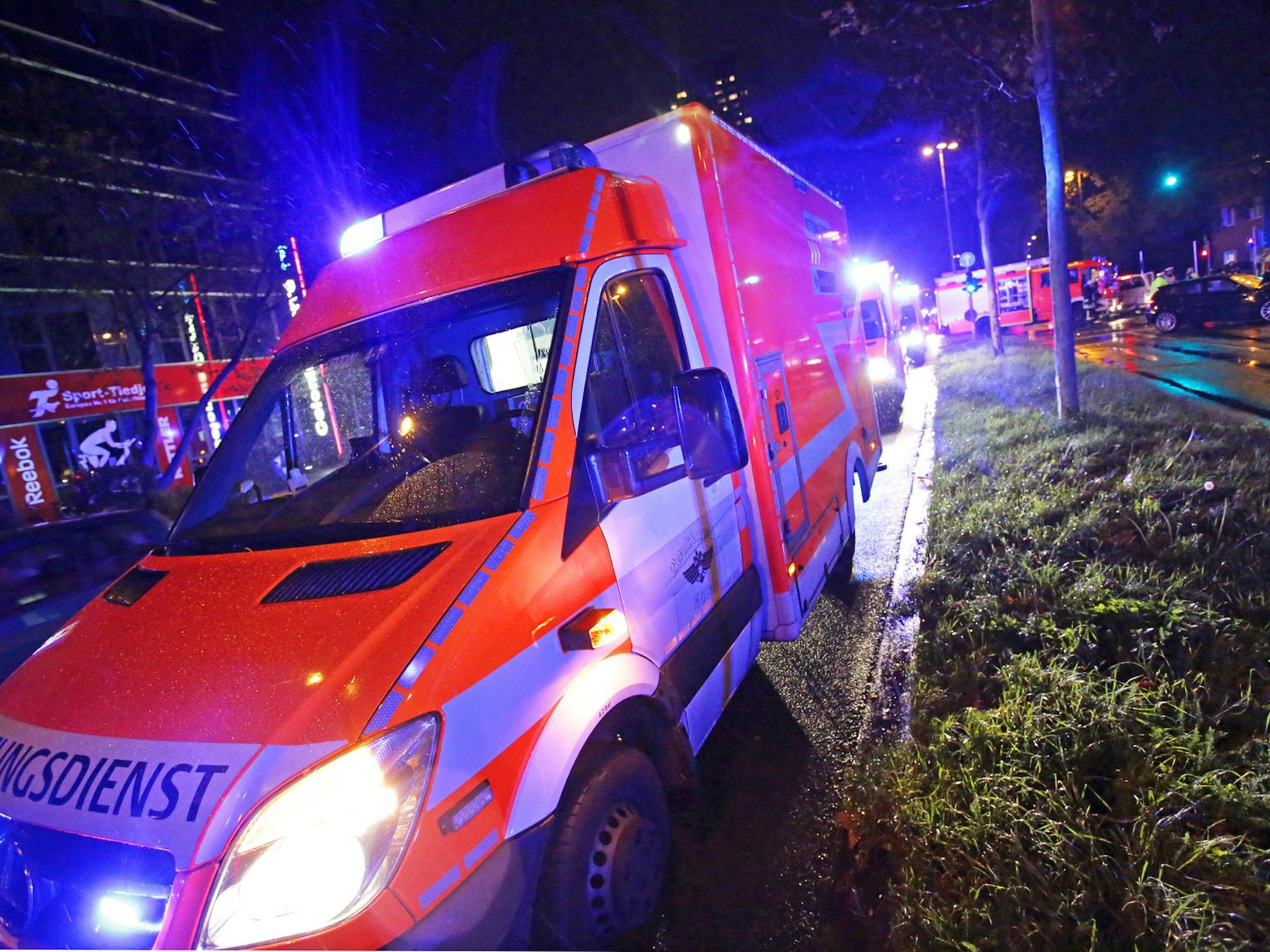 Ein Rettungswagen ist nachts auf einer Straße im Einsatz.