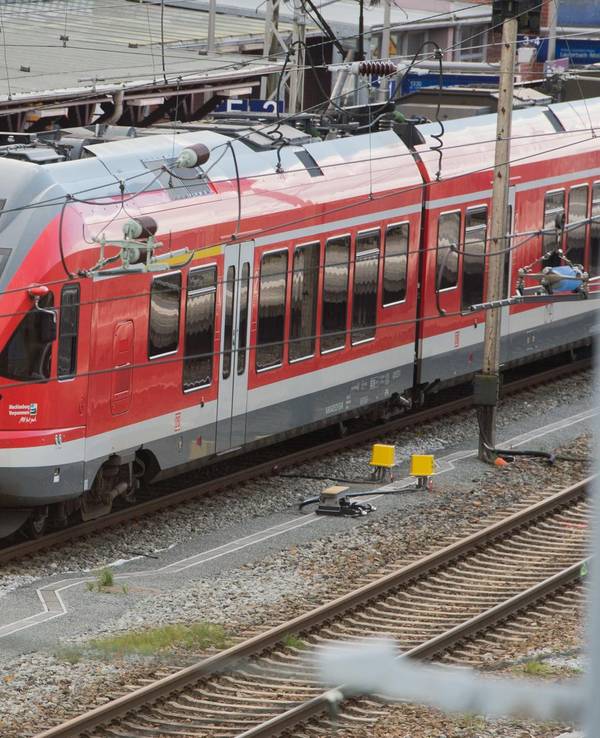 Ein Regionalexpress 9 hält an einem Bahnhof.