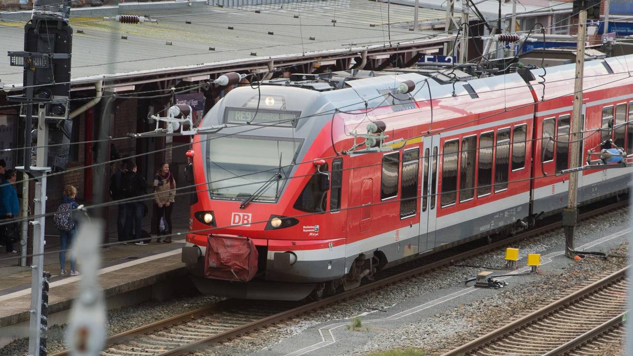 Ein Regionalexpress 9 hält an einem Bahnhof.