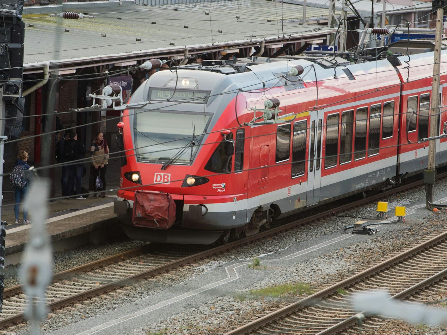 Ein Regionalexpress 9 hält an einem Bahnhof.