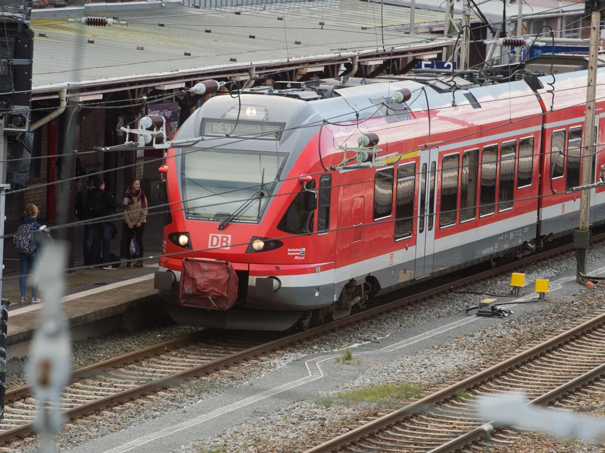 Ein Regionalexpress 9 hält an einem Bahnhof.