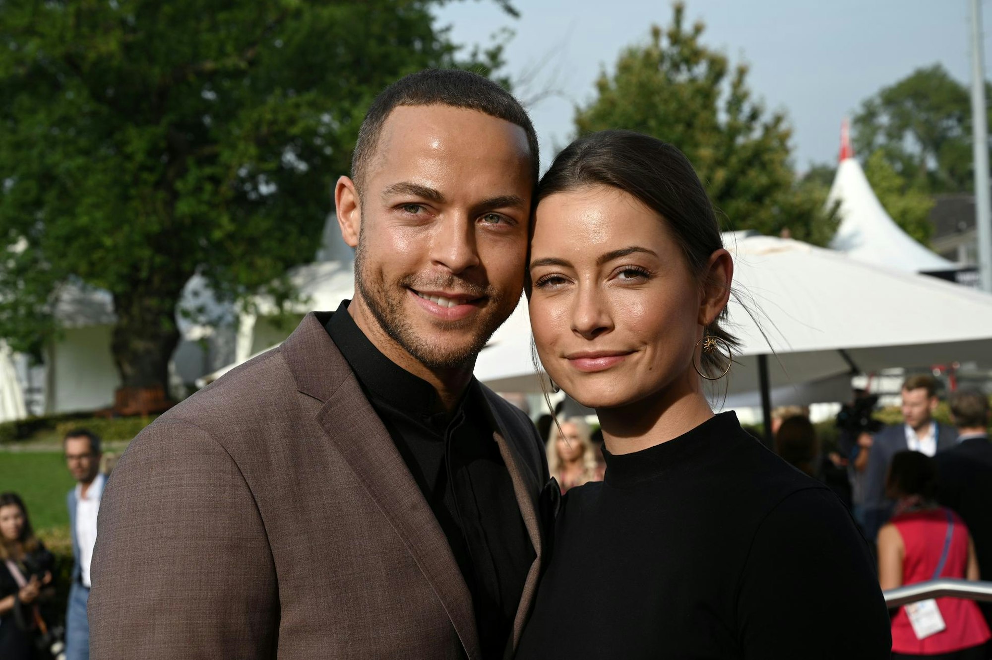 Andrej Mangold und Jenny Lange Pärchenfoto