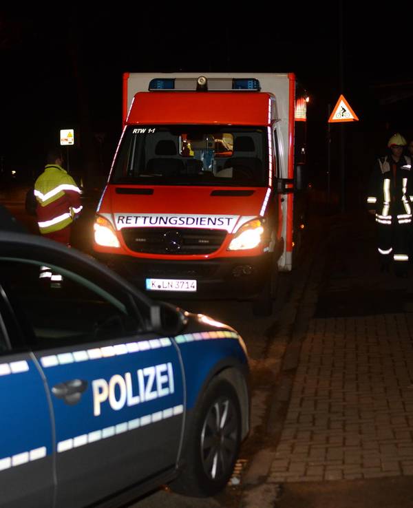 Ein Streifenwagen und ein Rettungswagen stehen am Tatort.