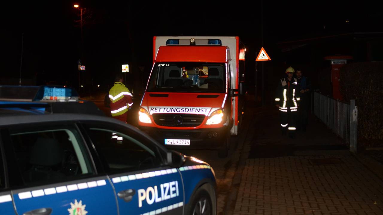 Ein Streifenwagen und ein Rettungswagen stehen am Tatort.