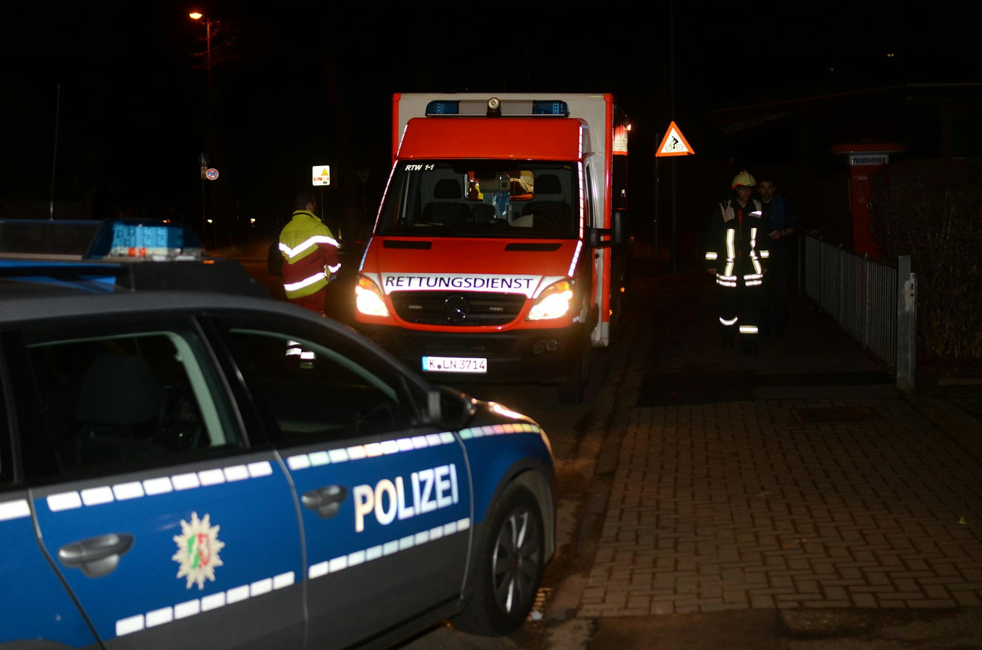 Ein Streifenwagen und ein Rettungswagen stehen am Tatort.