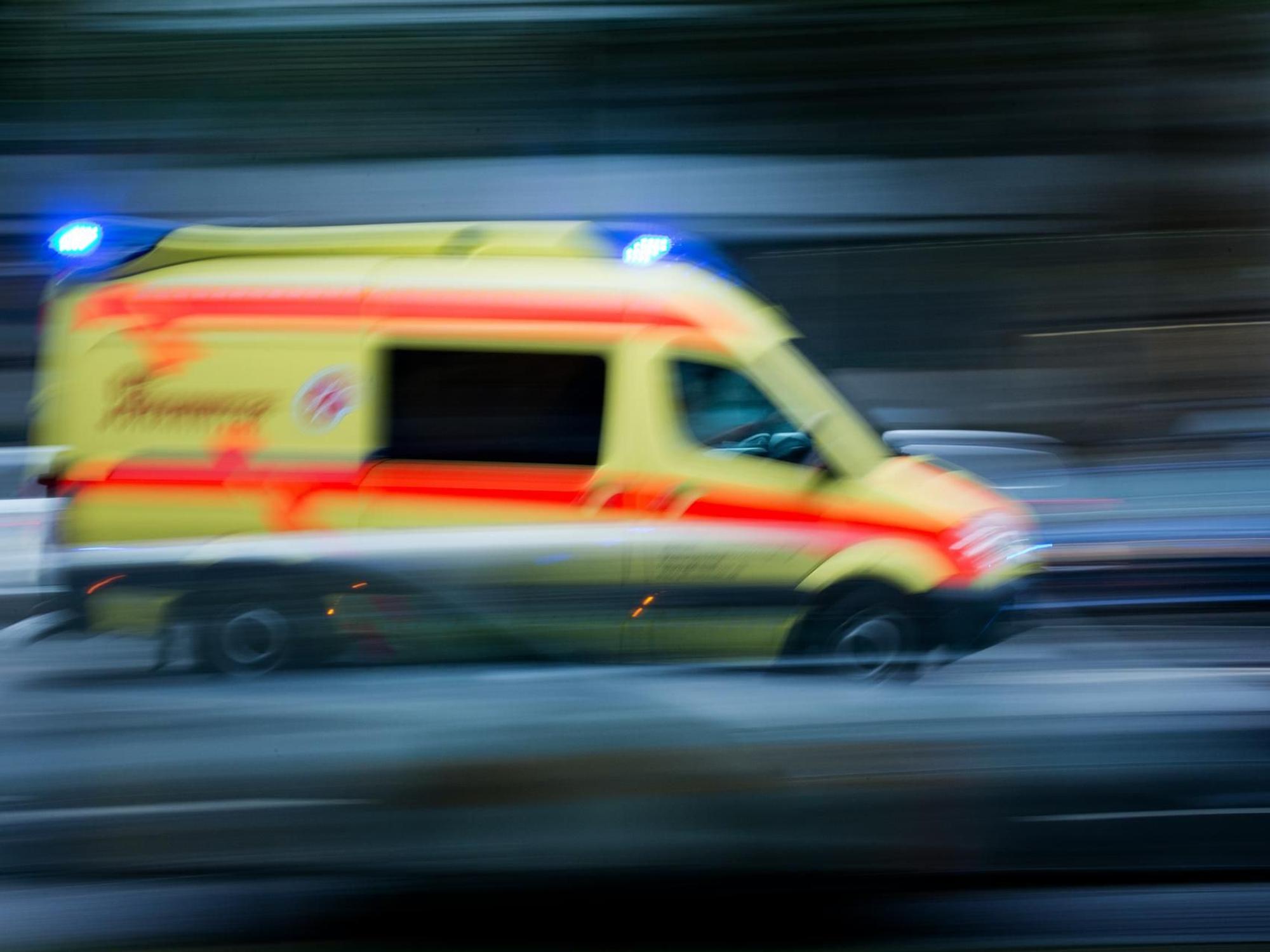 Ein Krankenwagen fährt auf einer Straße.