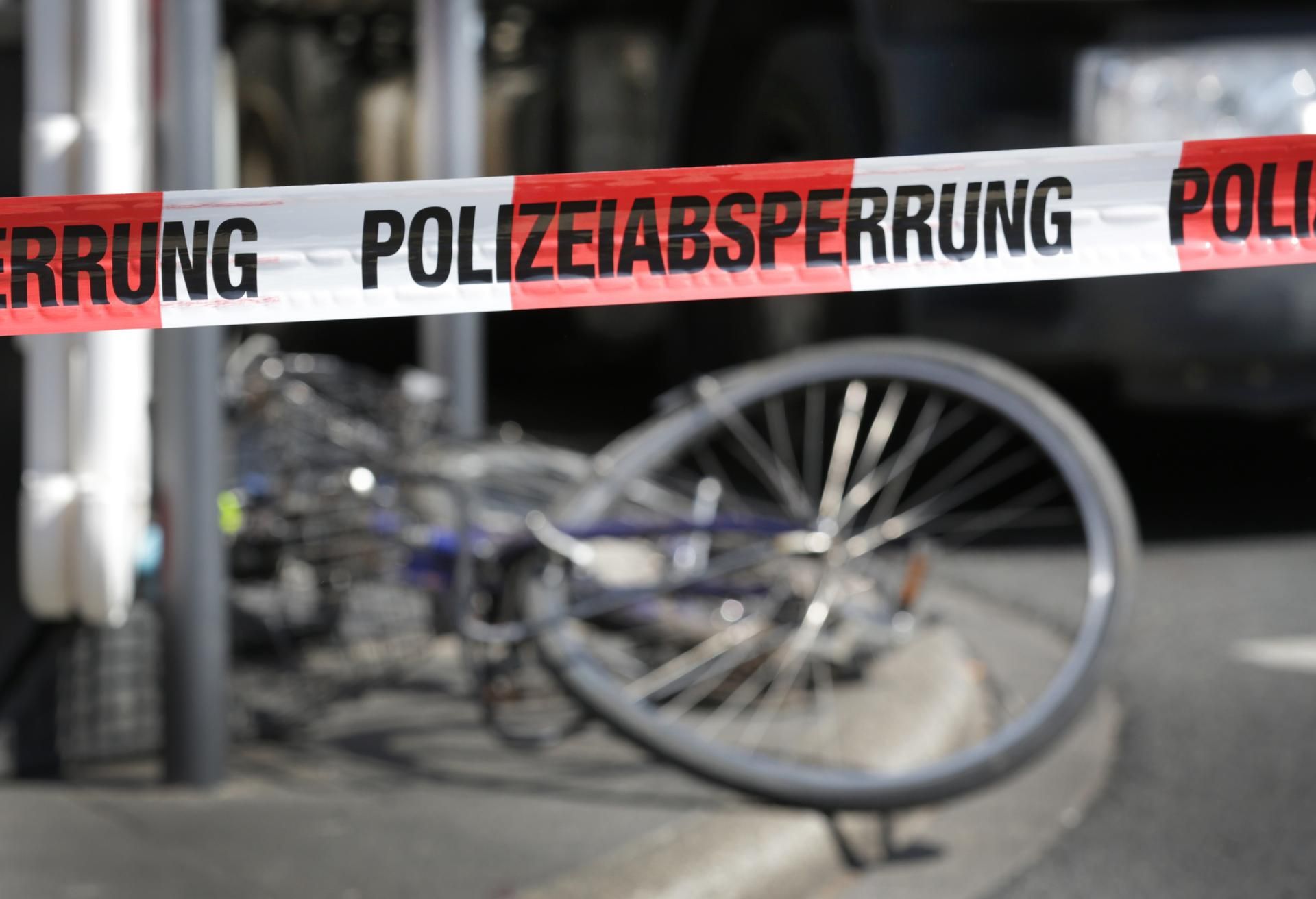Polizeiabsperrung nach einem Unfall mit einem Radfahrer