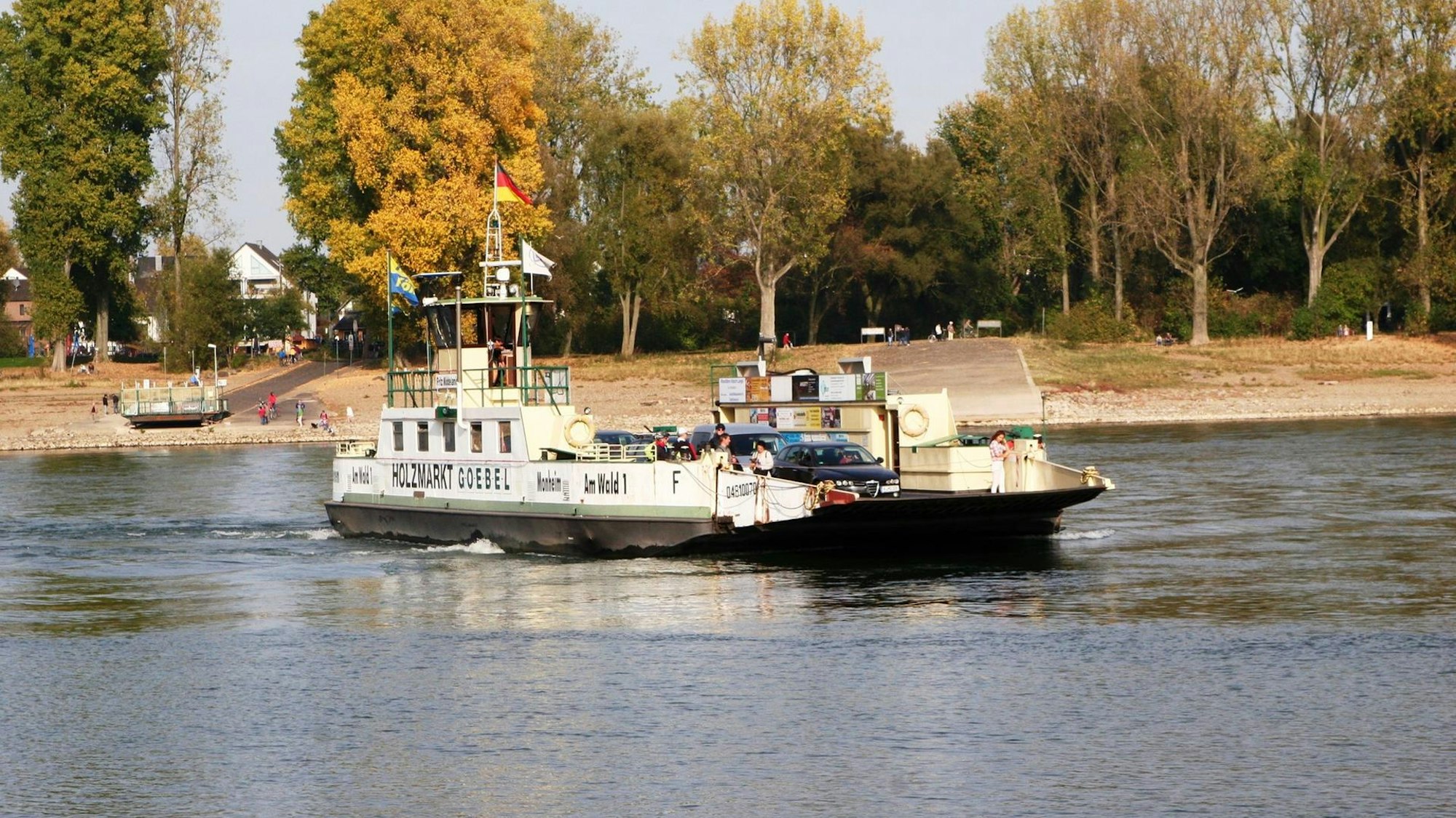 Die Fähre Fritz Middelanis ist auf dem Rhein unterwegs.