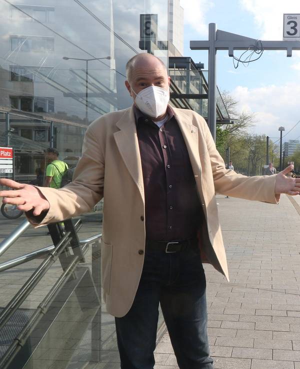 Stephan Krüger (CDU), Mülheimer Bezirksvertreter, an der KVB-Haltestelle der Linie 4 am Wiener Platz.