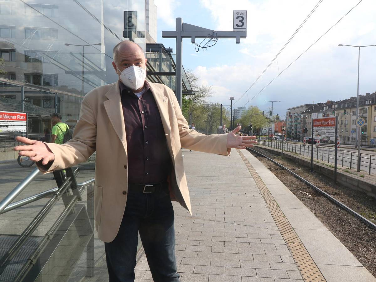 Stephan Krüger (CDU), Mülheimer Bezirksvertreter, an der KVB-Haltestelle der Linie 4 am Wiener Platz.