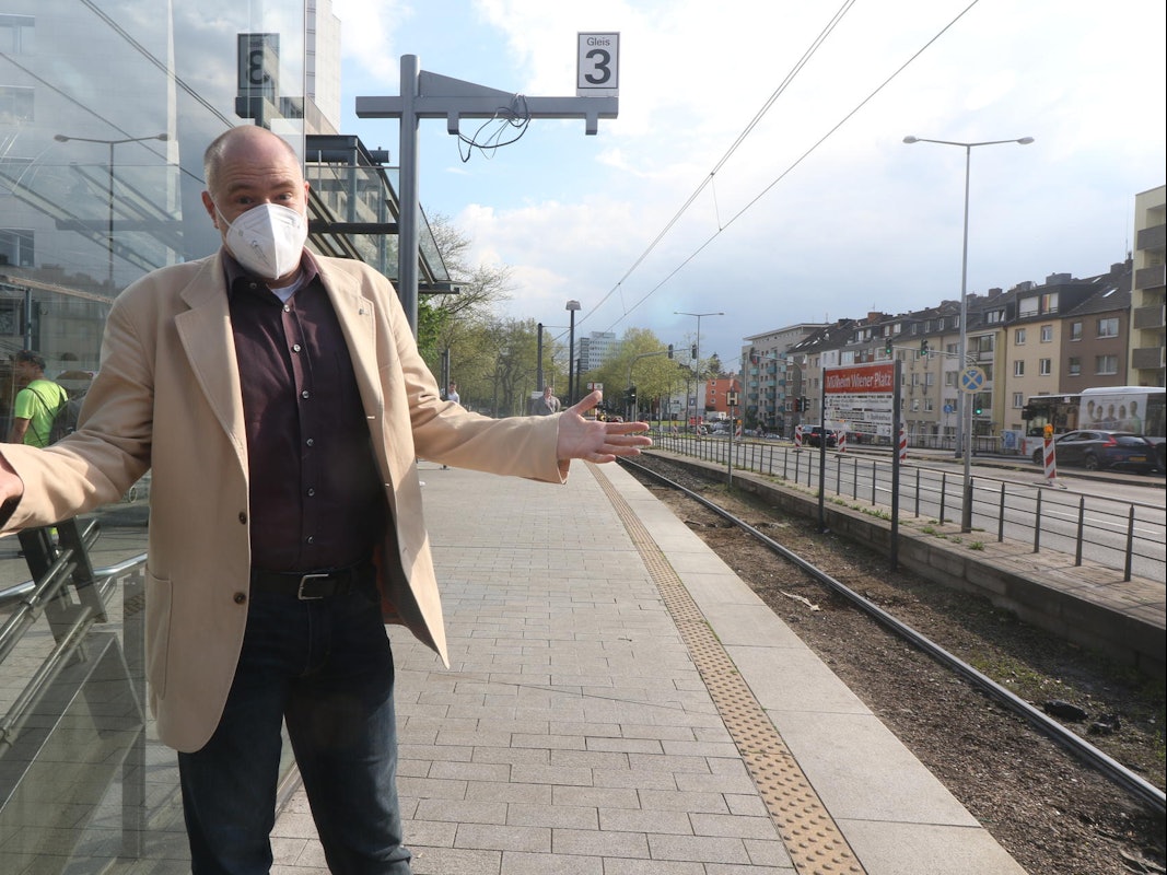 Stephan Krüger (CDU), Mülheimer Bezirksvertreter, an der KVB-Haltestelle der Linie 4 am Wiener Platz.
