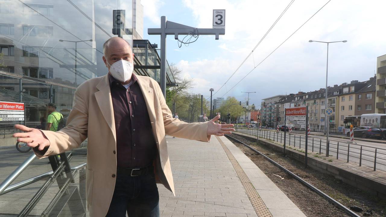 Stephan Krüger (CDU), Mülheimer Bezirksvertreter, an der KVB-Haltestelle der Linie 4 am Wiener Platz.