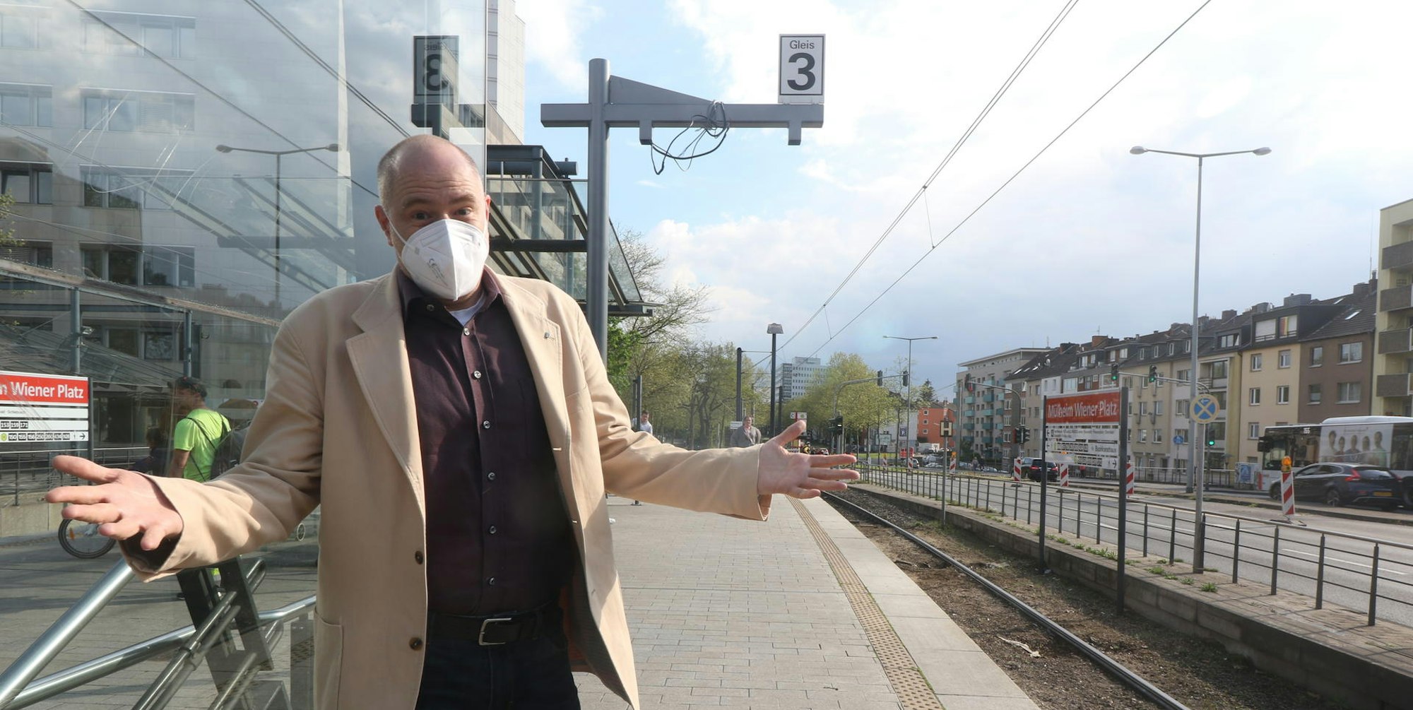 Stephan Krüger (CDU), Mülheimer Bezirksvertreter, an der KVB-Haltestelle der Linie 4 am Wiener Platz.