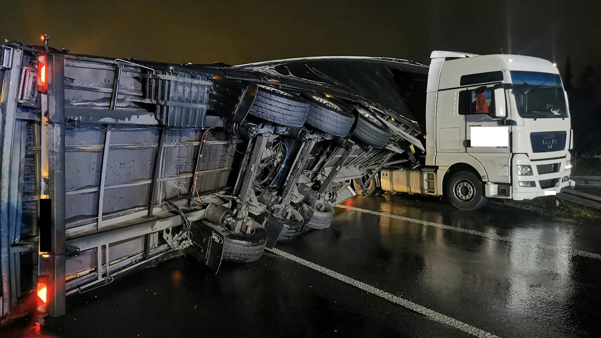 Unfall auf A1 bei Wuppertal-Langerfeld mit umgekipptem Lkw