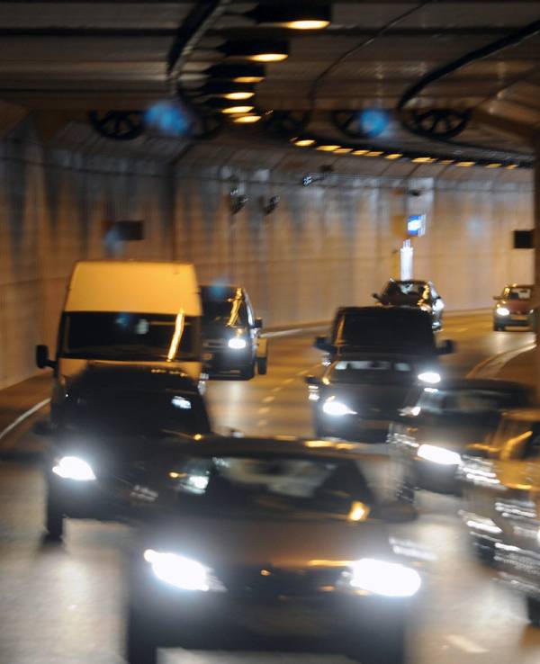 Mehrere Fahrzeuge fahren durch einen Tunnel.