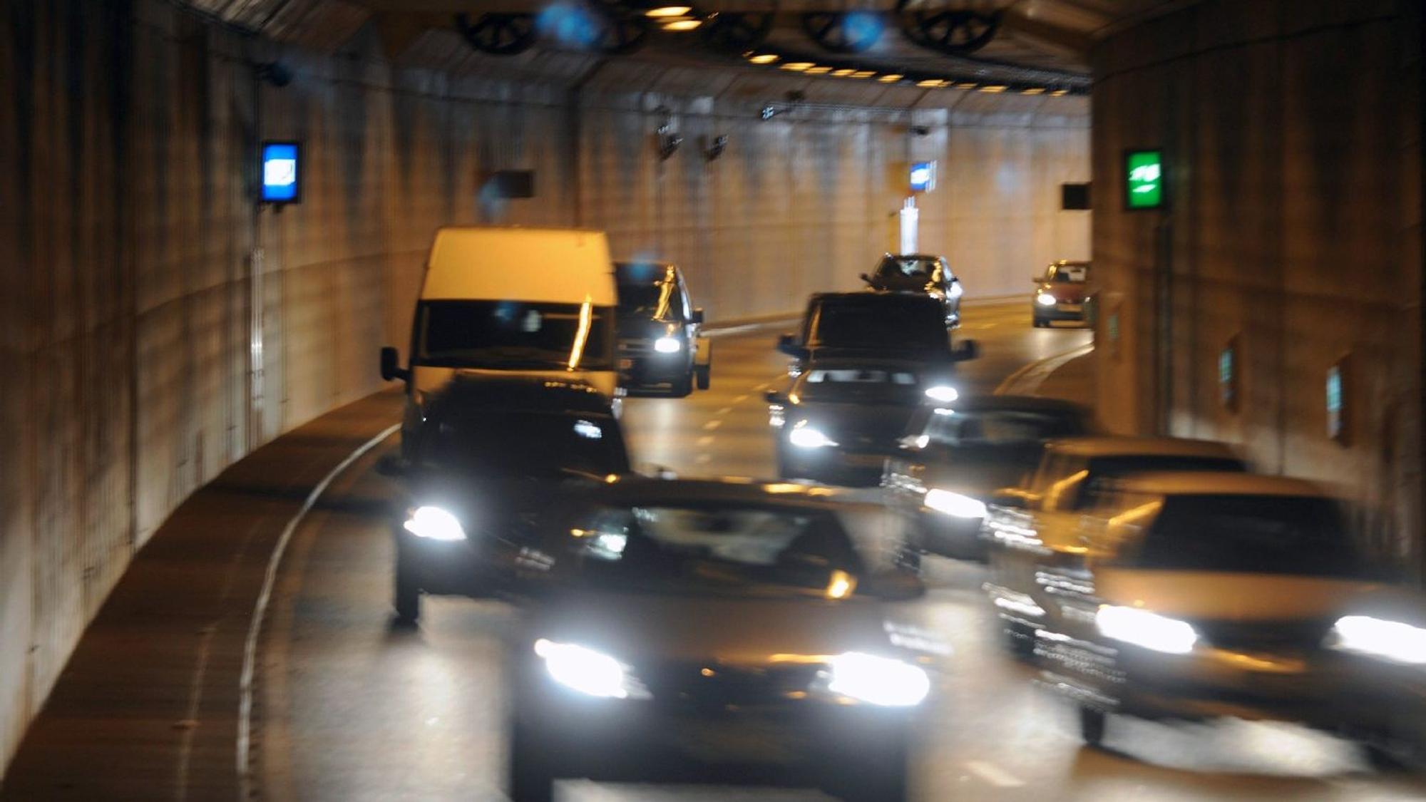 Mehrere Fahrzeuge fahren durch einen Tunnel.