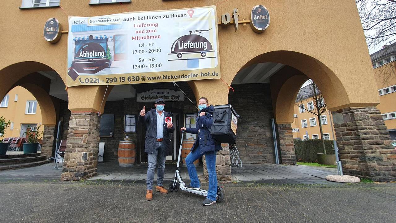Inhaber Resad Karadeniz und Mitarbeiterin Michelle vor dem „Bickendorfer Hof“ in Köln.