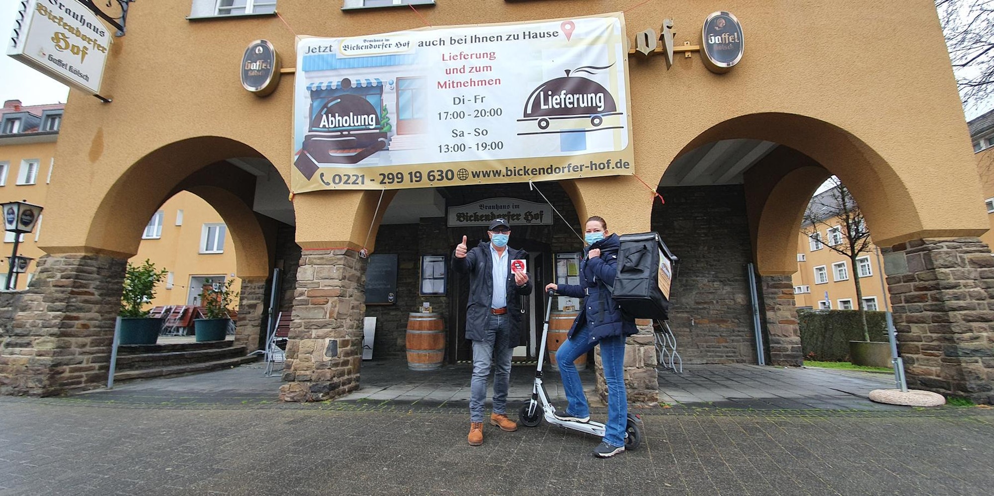 Inhaber Resad Karadeniz und Mitarbeiterin Michelle vor dem „Bickendorfer Hof“ in Köln.