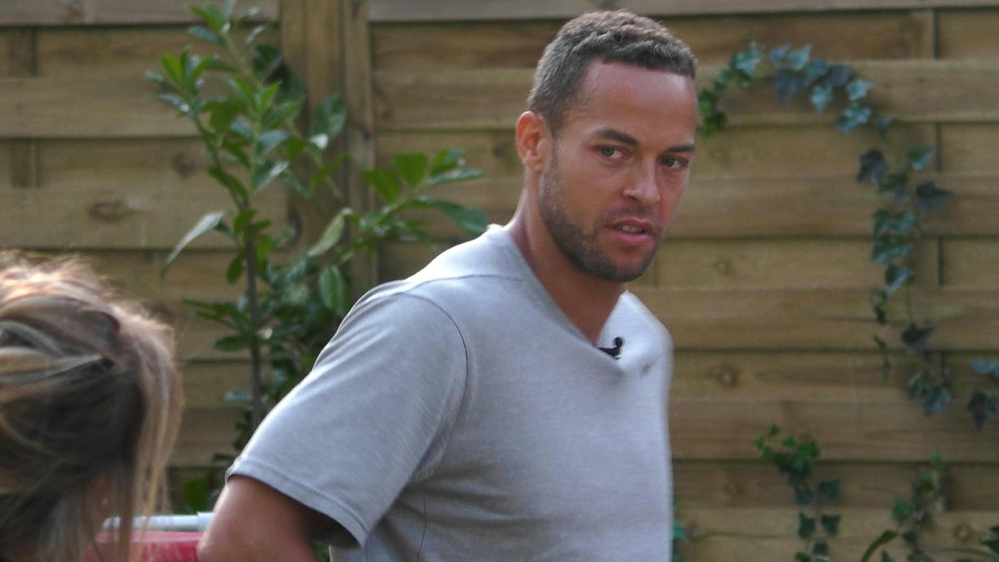 Bachelor Andrej Mangold ist sauer, weil er das Sommerhaus verlassen muss
