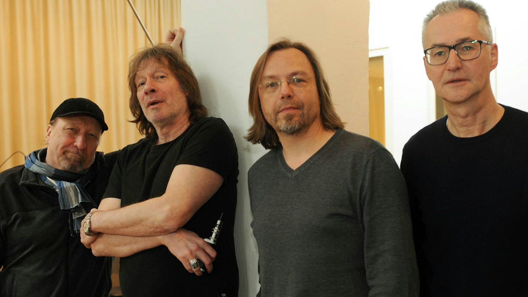 Frank Hocker, Gerd Köster, Gitarrist Friso Lücht und Produzent Dieter Krauthausen (v.l.) im Kölner Tonstudio.