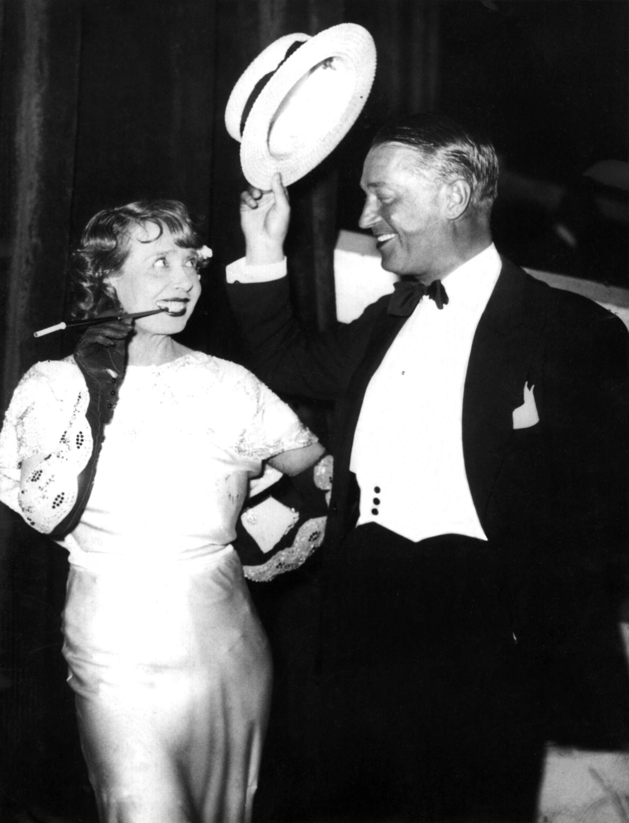Mistinguett_mit_Maurice_Chevalier_Moulin_Rouge_111019