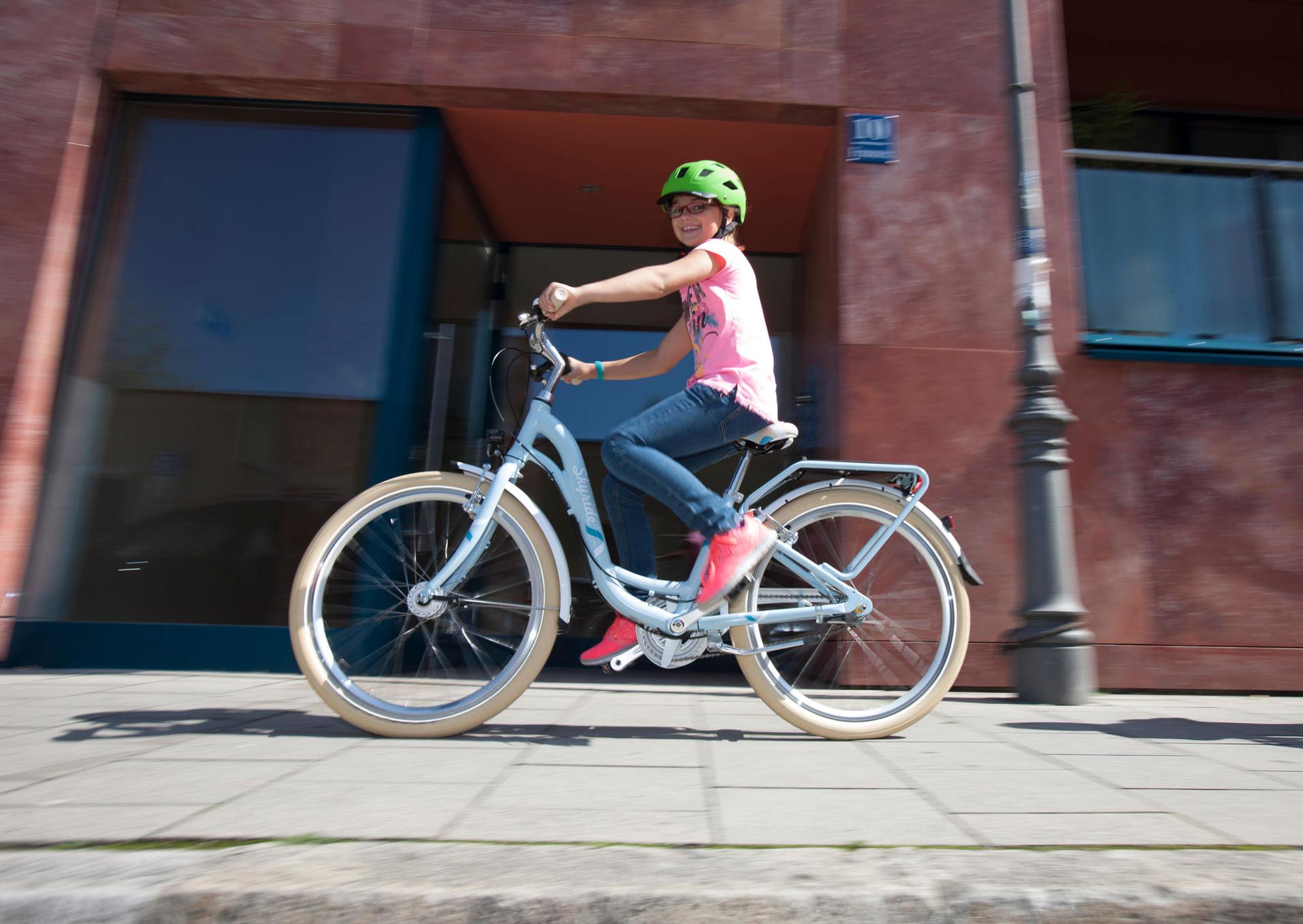 Radfahrer Kind Fußweg Helm Symbol dpa