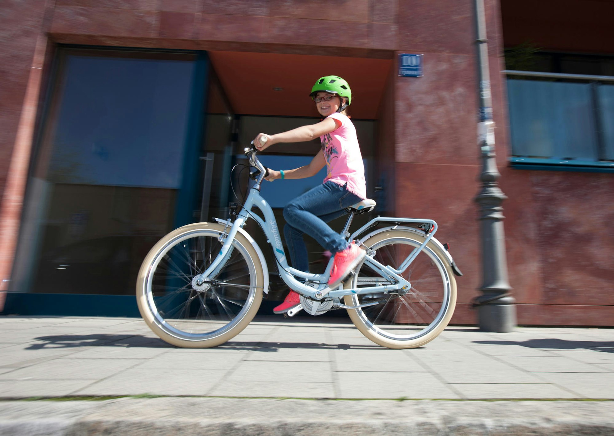 Radfahrer Kind Fußweg Helm Symbol dpa