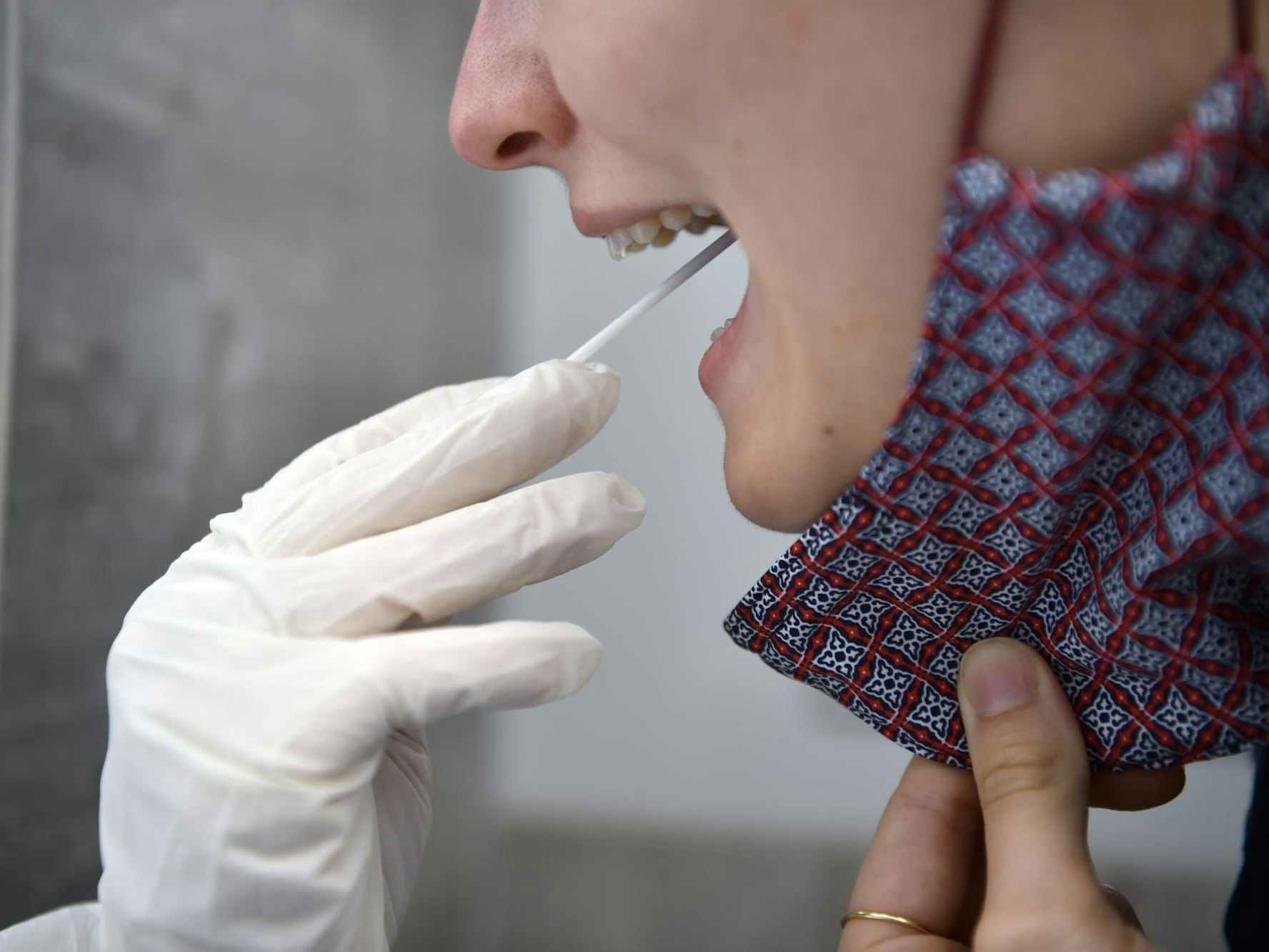 Die Klassenfahrt eines Gymnasiums musste abgebrochen werden, nachdem etliche Schüler positiv getestet wurden (hier ein Archivfoto von einem Corona-Test).