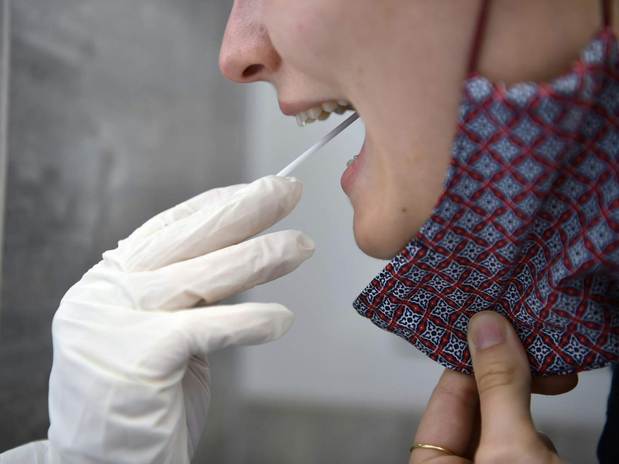 Die Klassenfahrt eines Gymnasiums musste abgebrochen werden, nachdem etliche Schüler positiv getestet wurden (hier ein Archivfoto von einem Corona-Test).