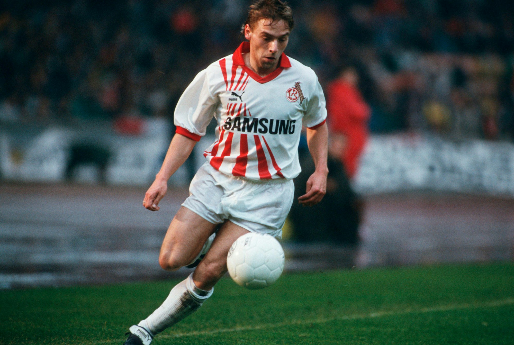 Thomas Häßler für den 1. FC Köln am Ball