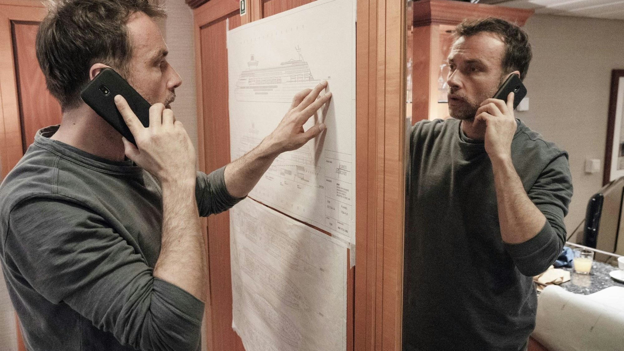 In „Passagier 23“ studiert Lucas Gregorowicz als Polizeipsychologe den Deckplan eines Kreuzfahrtschiffs.