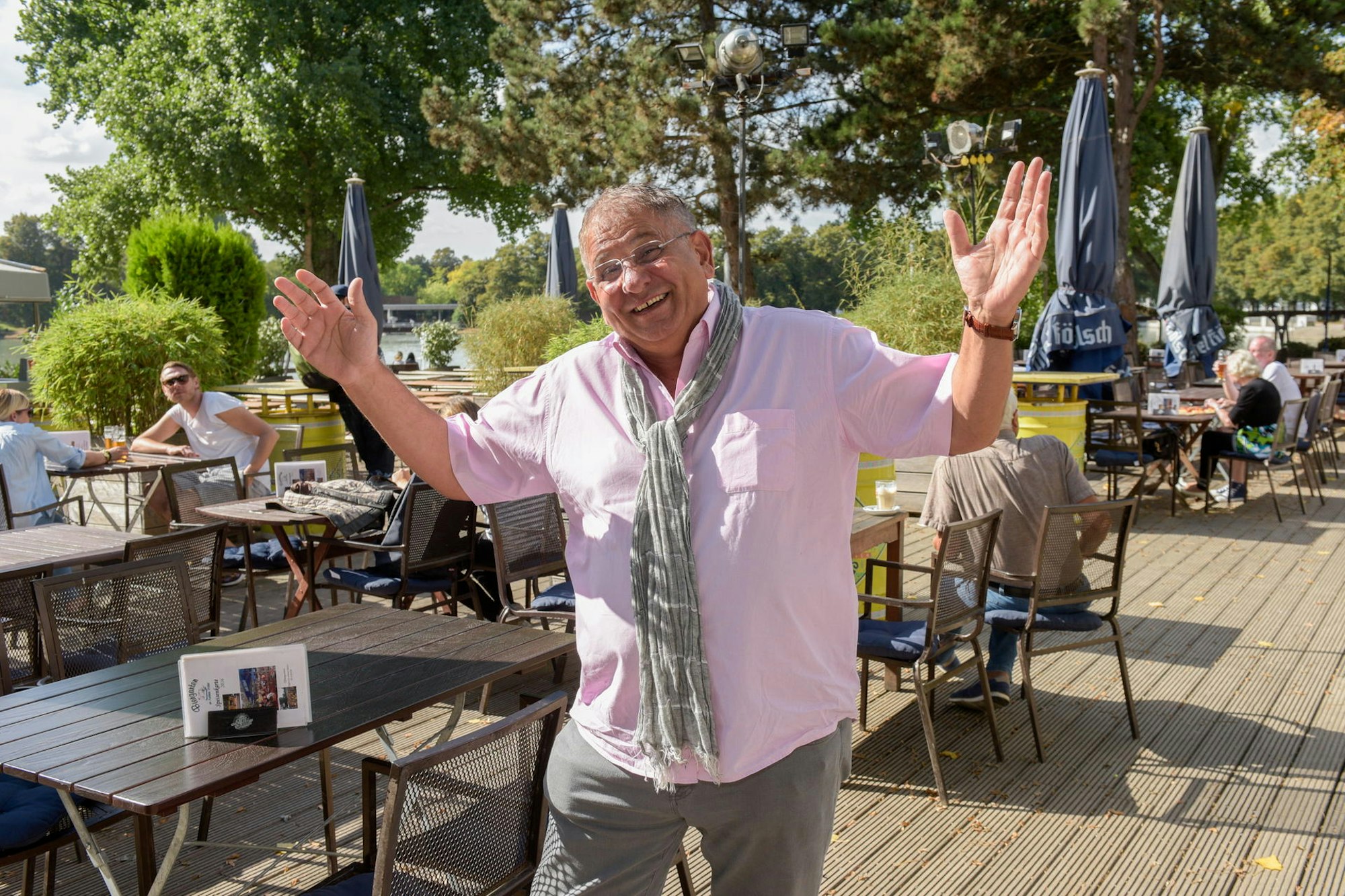 Betreiber Josef Rayes im Biergarten Aachener Weiher