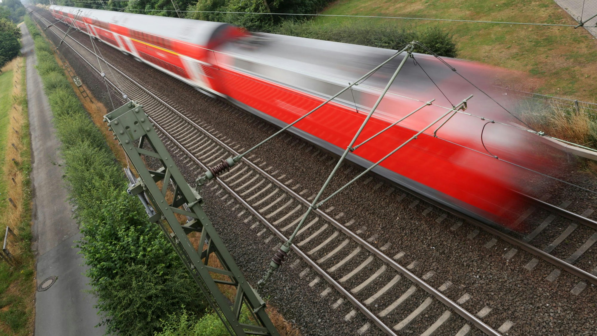 Ein Zug rast über die Gleise.