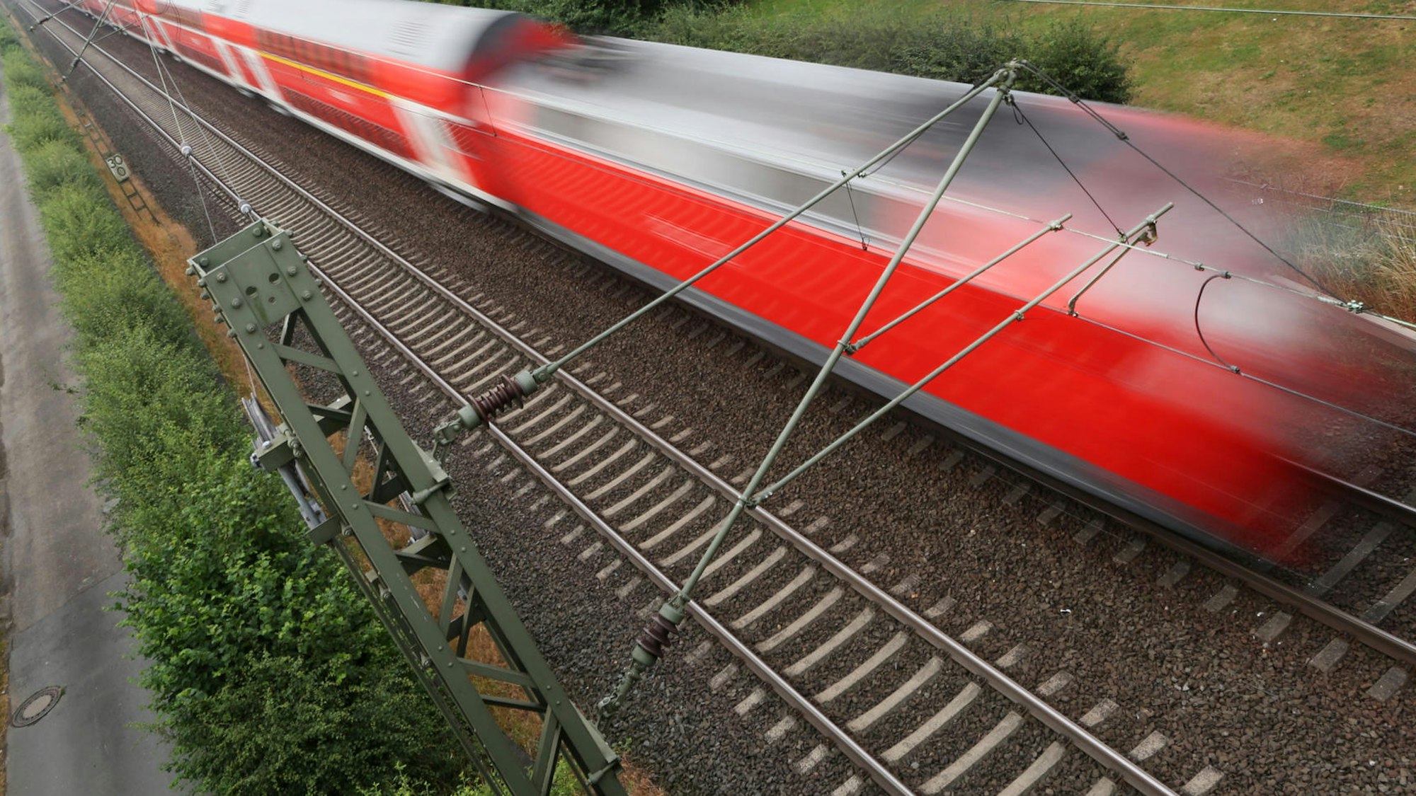 Das Foto zeigt einen fahrenden Zug.