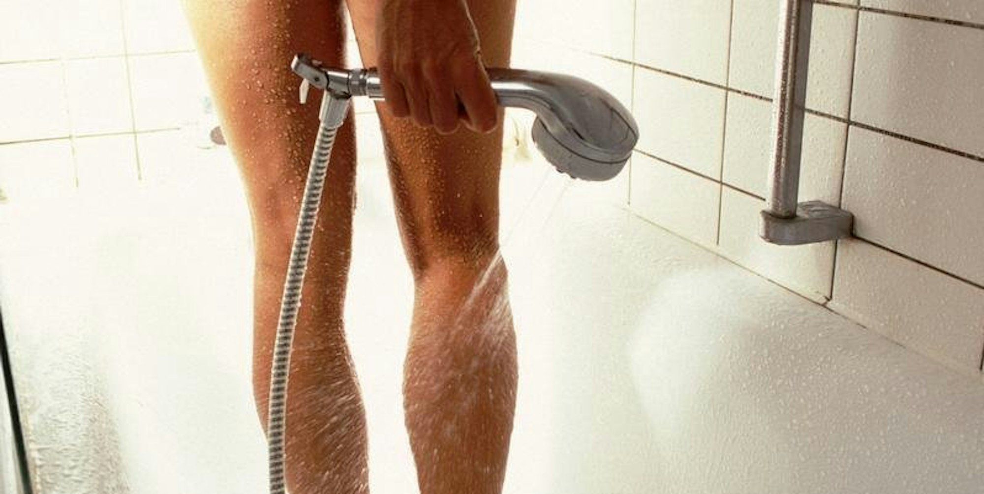 pinkeln Pinkeln unter der Dusche: So viel Wasser spart man | Express
