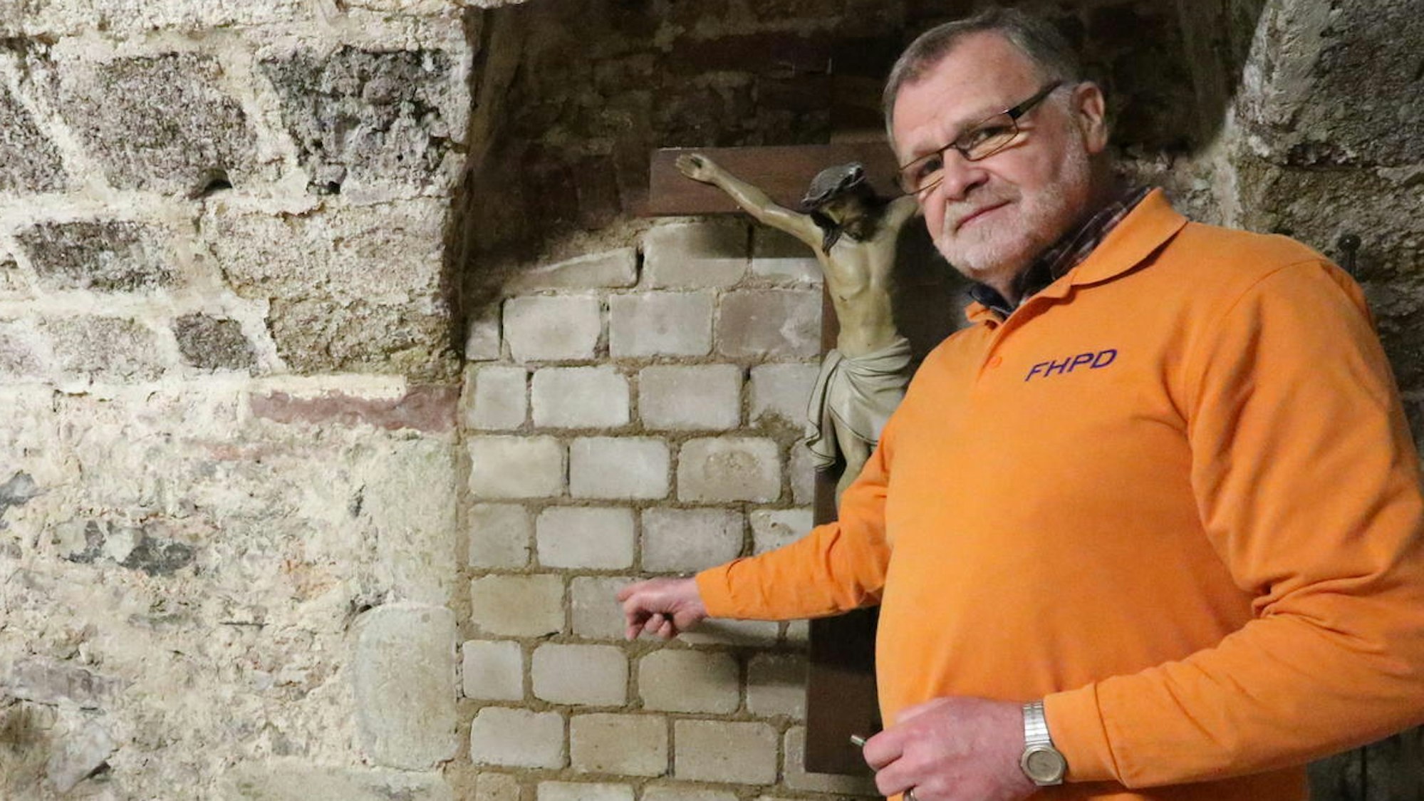 Thomas-Georg Tremblau zeigt zugemauerte Tür im Deutzer Kastell