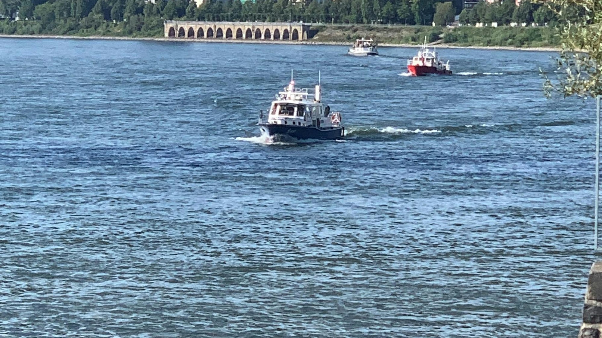 Boote von Feuerwehr und Wasserschutzpolizei sind auf dem Rhein unterwegs.