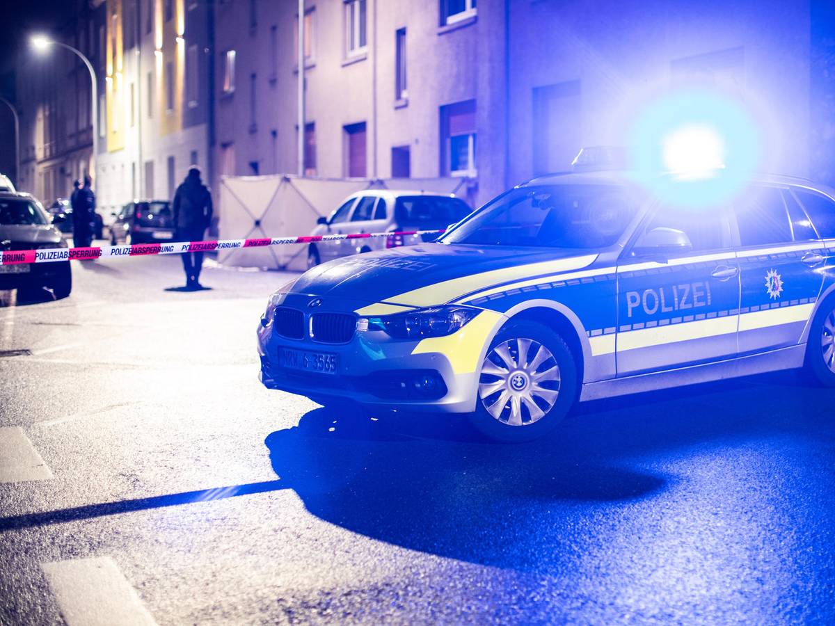Bochum: Ein Streifenwagen der Polizei steht auf der Velsstraße vor einer Häuserreihe.