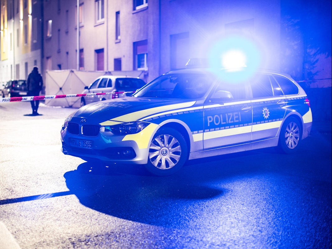 Bochum: Ein Streifenwagen der Polizei steht auf der Velsstraße vor einer Häuserreihe.